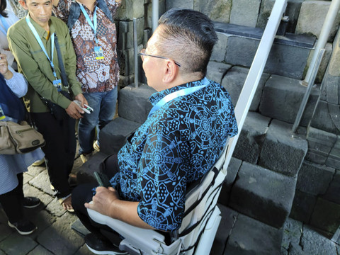 Penampakan stairlift yang dipasang di Candi Borobudur, Magelang, Jawa Tengah, Kamis (29/5/2025). Foto: Arfiansyah Panji Purnandaru/kumparan