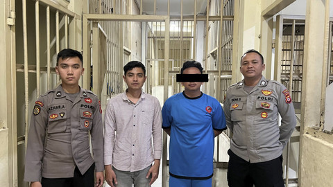 Polda Jawa Barat menetapkan seorang remaja berinisial SADP (18 tahun, baju tahanan biru) sebagai tersangka dalam kasus kamera tersembunyi. Foto: Dok. Humas Polda Jabar