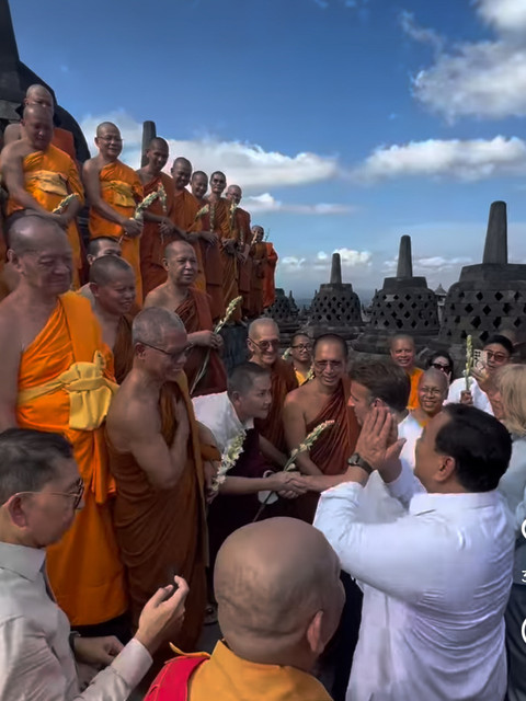 Presiden Prabowo bersama Presiden Perancis Macron di kawasan Candi Borobudur, Kamis (29/5/2025).  Foto: Instagram/ @prabowo
