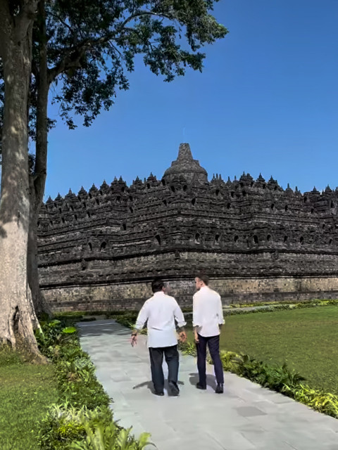 Presiden Prabowo bersama Presiden Perancis Macron di kawasan Candi Borobudur, Kamis (29/5/2025).  Foto: Instagram/ @prabowo