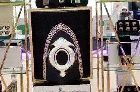 Duplikat Hajar Aswad yang dipamerkan kepada jemaah haji.