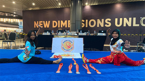 Atlet Wushu Kota Manado memamerkan raihan medali yang berhasil diraih di event Kejuaraan Nasional (Kejurnas) Citra Satria Wushu Indonesia (CSWI) Piala KONI Jawa Timur tahun 2025.