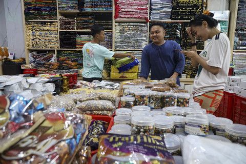 Calon pembeli mencari barang-barang yang dijual di salah satu toko oleh-oleh haji di kawasan Tanah Abang, Jakarta, Jumat (30/5/2025). Foto: Iqbal Firdaus/kumparan