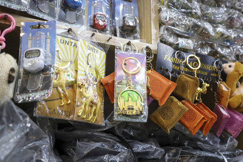 Suasana barang-barang yang dijual di salah satu toko oleh-oleh haji di kawasan Tanah Abang, Jakarta, Jumat (30/5/2025). Foto: Iqbal Firdaus/kumparan