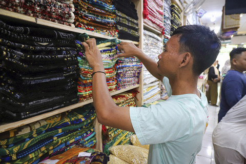 Calon pembeli mencari barang-barang yang dijual di salah satu toko oleh-oleh haji di kawasan Tanah Abang, Jakarta, Jumat (30/5/2025). Foto: Iqbal Firdaus/kumparan