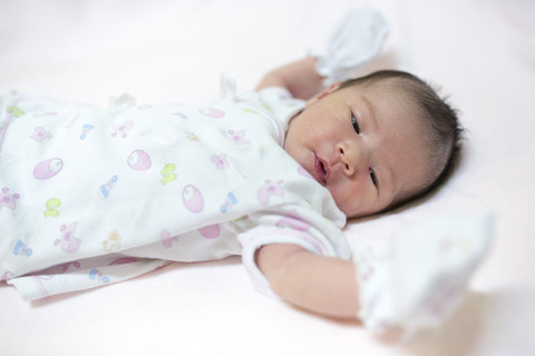 Ilustrasi bayi pakai sarung tangan. Foto: Shutterstock