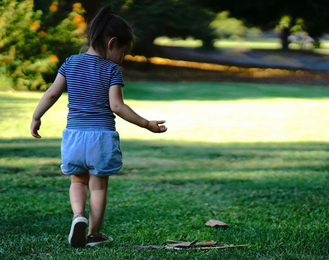 Ilustrasi anak bermain dengan teman imajiner. Foto: Kahar Erbol / unsplash.com