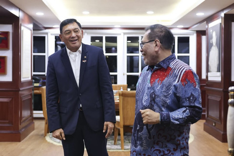 Menhan Sjafrie Sjamsoeddin bertemu Duta Besar RI untuk China, H.E. Djauhari Oratmangun. Foto: Instagram/ @sjafrie.sjamsoeddin