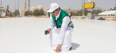 Aspal berpendingin di Arafah pada musim haji 2025 untuk mengurangi hawa panas. Foto: RGA KSA