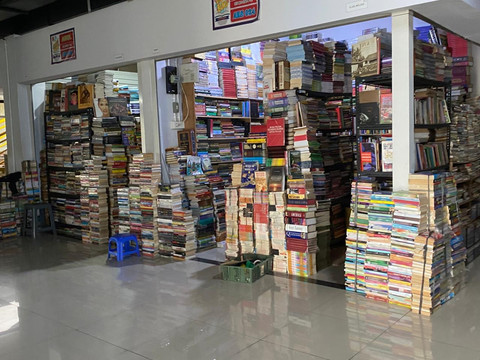 Wisata Buku di Pasar Kenari, Jakarta, Jumat (30/5/2025). Foto: Muhammad Fhandra Hardiyon/kumparan