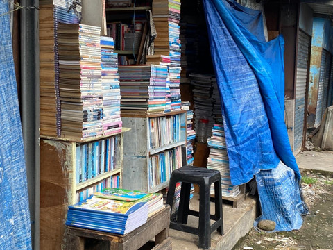 Toko Buku di kawasan Kwitang, Jakarta, Jumat (30/5/2025). Foto: Muhammad Fhandra Hardiyon/kumparan