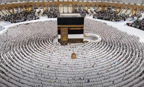 Calon jemaah haji 2025 melaksanakan salat fardu berjemaah di Masjidil Haram, Mei 2025. Foto: Dok Pragovsa