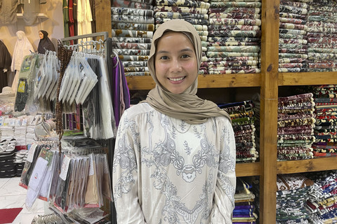 Anak dari pemilik usaha penjualan oleh-oleh haji 'Istana Kurma', Dea Anggraini (28), saat ditemui di tokonya, di Tanah Abang, Jakarta Pusat, Jumat (30/5/2025).  Foto: Fadhil Pramudya/kumparan