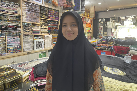 Salah satu karyawan penjualan oleh-oleh haji 'Dunia Haji', Sarah (22 ), saat ditemui di tokonya, di Tanah Abang, Jakarta Pusat, Jumat (30/5/2025). Foto: Fadhil Pramudya/kumparan