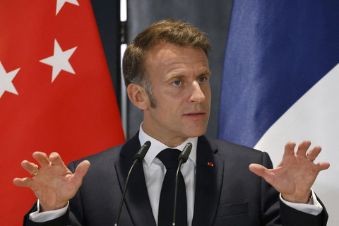 Presiden Prancis Emmanuel Macron menyampaikan keterangan kepada wartawan usai melakukan pertemuan kenegaraan di Singapura, Jumat (30/5/2025). Foto: Ludovic Marin/AFP