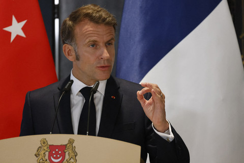 Presiden Prancis Emmanuel Macron menyampaikan keterangan kepada wartawan usai melakukan pertemuan kenegaraan di Singapura, Jumat (30/5/2025). Foto: Ludovic Marin/AFP