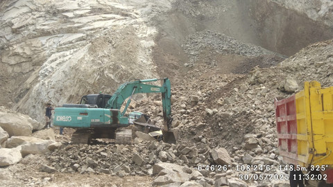 Longsor di Gunung Kuda, Kabupaten Cirebon, Jawa Barat, pada Jumat (30/5/2025). Foto: Dok. BPBD Jabar