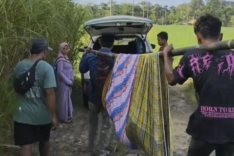 Ibu hamil bernama Wiwin (29) warga Kampung Ciluluk, Desa Leuwibalang, Kecamatan Cikeusik, Kabupaten Pandeglang terpaksa harus ditandu melewati aliran sungai untuk melahirkan. Foto: Dok. Istimewa