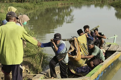 Ibu hamil bernama Wiwin (29) warga Kampung Ciluluk, Desa Leuwibalang, Kecamatan Cikeusik, Kabupaten Pandeglang terpaksa harus ditandu melewati aliran sungai untuk melahirkan. Foto: Dok. Istimewa