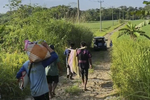 Ibu hamil bernama Wiwin (29) warga Kampung Ciluluk, Desa Leuwibalang, Kecamatan Cikeusik, Kabupaten Pandeglang terpaksa harus ditandu melewati aliran sungai untuk melahirkan. Foto: Dok. Istimewa