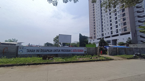 Penampakan lahan milik Perumnas yang diprotes penghuni Apartemen Sentraland Cengkareng karena pembakaran sampah, Jakbar, Jumat (30/5/2025). Foto: Thomas Bosco/kumparan