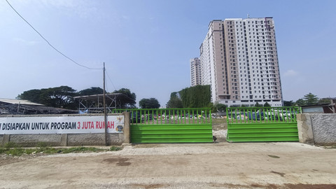 Penampakan lahan milik Perumnas yang diprotes penghuni Apartemen Sentraland Cengkareng karena pembakaran sampah, Jakbar, Jumat (30/5/2025). Foto: Thomas Bosco/kumparan
