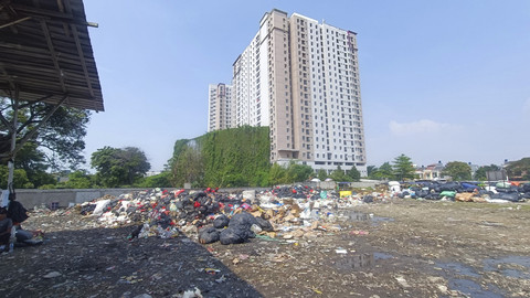 Penampakan lahan milik Perumnas yang diprotes penghuni Apartemen Sentraland Cengkareng karena pembakaran sampah, Jakbar, Jumat (30/5/2025). Foto: Thomas Bosco/kumparan