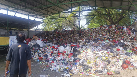 Penampakan lahan milik Perumnas yang diprotes penghuni Apartemen Sentraland Cengkareng karena pembakaran sampah, Jakbar, Jumat (30/5/2025). Foto: Thomas Bosco/kumparan