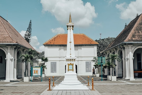 Benteng Vredeburg, wisata dekat Stasiun Tugu Jogja. sumber: unsplash/fakhri labib