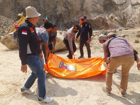 Proses evakuasi korban longsor tambang batu, di Kabupaten Cirebon, Jawa Barat, Jumat (30/5). Foto: Dok. Humas Polda Jabar