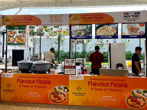Beberapa tenant makanan berat dalam Flavour Fiesta 2025: A Taste of Thailand. Foto: Salsha Okta Fairuz/kumparan