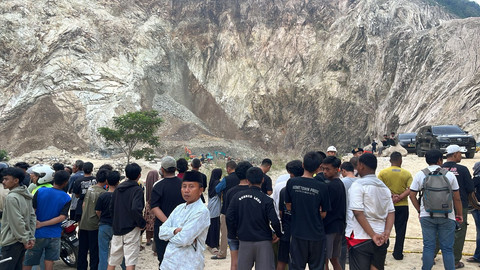 Sejumlah petugas berada di lokasi longsor di kawasan Gunung Kuda, Desa Cipanas, Kecamatan Dukupuntang, Kabupaten Cirebon, pada Jumat (30/5/2025) siang. Foto: Dok. kumparan