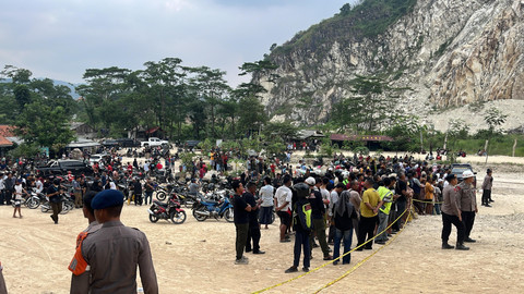 Sejumlah petugas berada di lokasi longsor di kawasan Gunung Kuda, Desa Cipanas, Kecamatan Dukupuntang, Kabupaten Cirebon, pada Jumat (30/5/2025) siang. Foto: Dok. kumparan