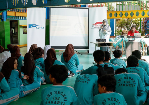 Astra bersama PERDAMI menggelar kegiatan 'Pemeriksaan Gangguan Refraksi Mata dan Pemberian Kacamata' kepada 100 siswa SMPN 133 wilayah Kampung Berseri Astra Pulau Pramuka, Kepulauan Seribu, Jakarta pada Rabu (28/5). Foto: Dok. Astra