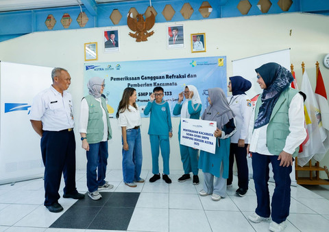 Astra bersama PERDAMI menggelar kegiatan 'Pemeriksaan Gangguan Refraksi Mata dan Pemberian Kacamata' kepada 100 siswa SMPN 133 wilayah Kampung Berseri Astra Pulau Pramuka, Kepulauan Seribu, Jakarta pada Rabu (28/5). Foto: Dok. Astra