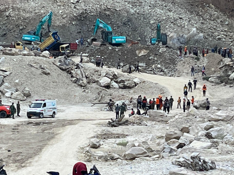 Suasana lokasi longsor di kawasan Gunung Kuda, Desa Cipanas, Kecamatan Dukupuntang, Kabupaten Cirebon, pada Jumat (30/5/2025) siang.  Foto: Dok. kumparan