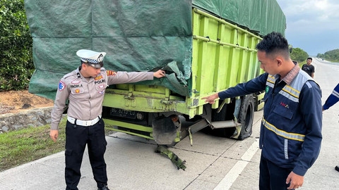 Kecelakaan lalu lintas antara mobil sport Mitsubishi Pajero dan truk Hino terjadi di jalan tol Trans Sumatra Km 200+400 B Tiyuh Mekar Sari Wilayah, Distrik Lambu Kibang, Kabupen Tulang Bawang Barat | Foto: Dok. Hubungan Masyarakat Ditlantas Tubaba