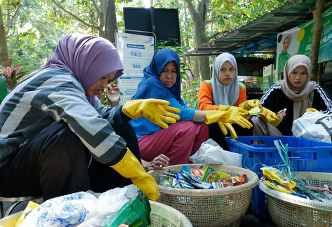 Aktivitas pemilahan sampah yang dilakukan oleh masyarakat Kampung Berseri Astra Pulau Pramuka. Foto: Dok. Astra