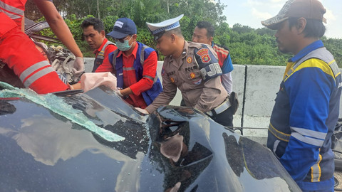 Kecelakaan lalu lintas antara mobil sport Mitsubishi Pajero dan truk Hino terjadi di jalan tol Trans Sumatra Km 200+400 B Tiyuh Mekar Sari Wilayah, Distrik Lambu Kibang, Kabupen Tulang Bawang Barat | Foto: Dok. Hubungan Masyarakat Ditlantas Tubaba