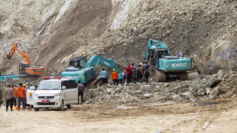 Petugas gabungan dengan alat berat mencari korban longsor yang tertimbun bebatuan di lokasi galian C, Cipanas, Dukuhpuntang, Kab. Cirebon, Jawa Barat, Jumat (30/5/2025). Foto: ANTARA FOTO/Dedhez Anggara
