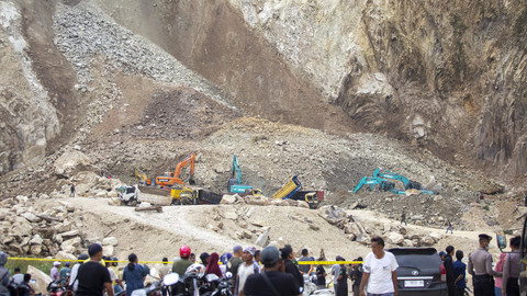 Petugas gabungan dengan alat berat mencari korban longsor yang tertimbun bebatuan di lokasi galian C, Cipanas, Dukuhpuntang, Kab. Cirebon, Jawa Barat, Jumat (30/5/2025). Foto: ANTARA FOTO/Dedhez Anggara