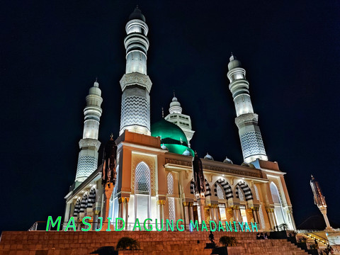 Masjid Agung Madaniyah Karanganyar. Foto: Hartomo Naoki/Shutterstock