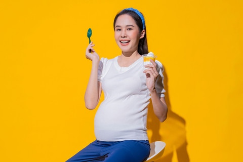 Ilustrasi ibu hamil makan es krim. Foto: WHYFRAME/Shutterstock