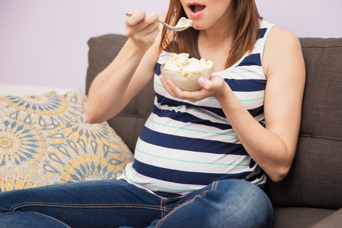Ilustrasi ibu hamil makan es krim. Foto: antoniodiaz/Shutterstock