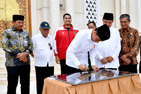 Presiden ke 7 Joko Widodo di Masjid Agung Madaniyah. Foto: setneg.go.id