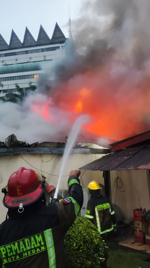 Hotel Danau Toba, Kota Medan, terbakar pada Jumat (30/5). Foto: Dok. Damkar Medan