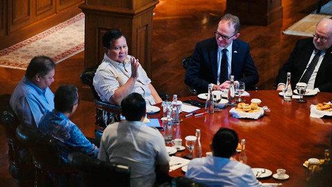 Presiden Prabowo Subianto menerima kunjungan Utusan Khusus Perdana Menteri Inggris Urusan Pendidikan, Bapak Prof. Sir Steve Smith, Duta Besar Inggris untuk Indonesia, Bapak Dominic Jermey, dan perwakilan dari Russel Group, Jumat (30/5). Foto: Instagram/ @sekretariat.kabinet