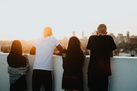 Ilustrasi apa itu generasi stroberi. Sumber: Unsplash/Devin Avery