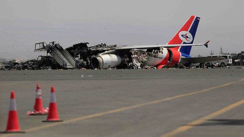 Sebuah pesawat yang hancur di landasan pacu Bandara Internasional Sanaa pada 29 Mei 2025, setelah serangan militer Israel. Foto: Mohammed Huwais / AFP