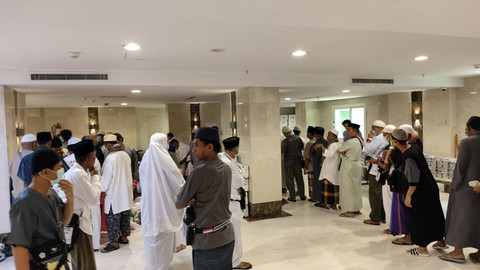 Antrean para jemaah haji asal Indonesia termasuk Sulawesi Utara saat mengambil makanan di hotel tempat penginapan mereka.